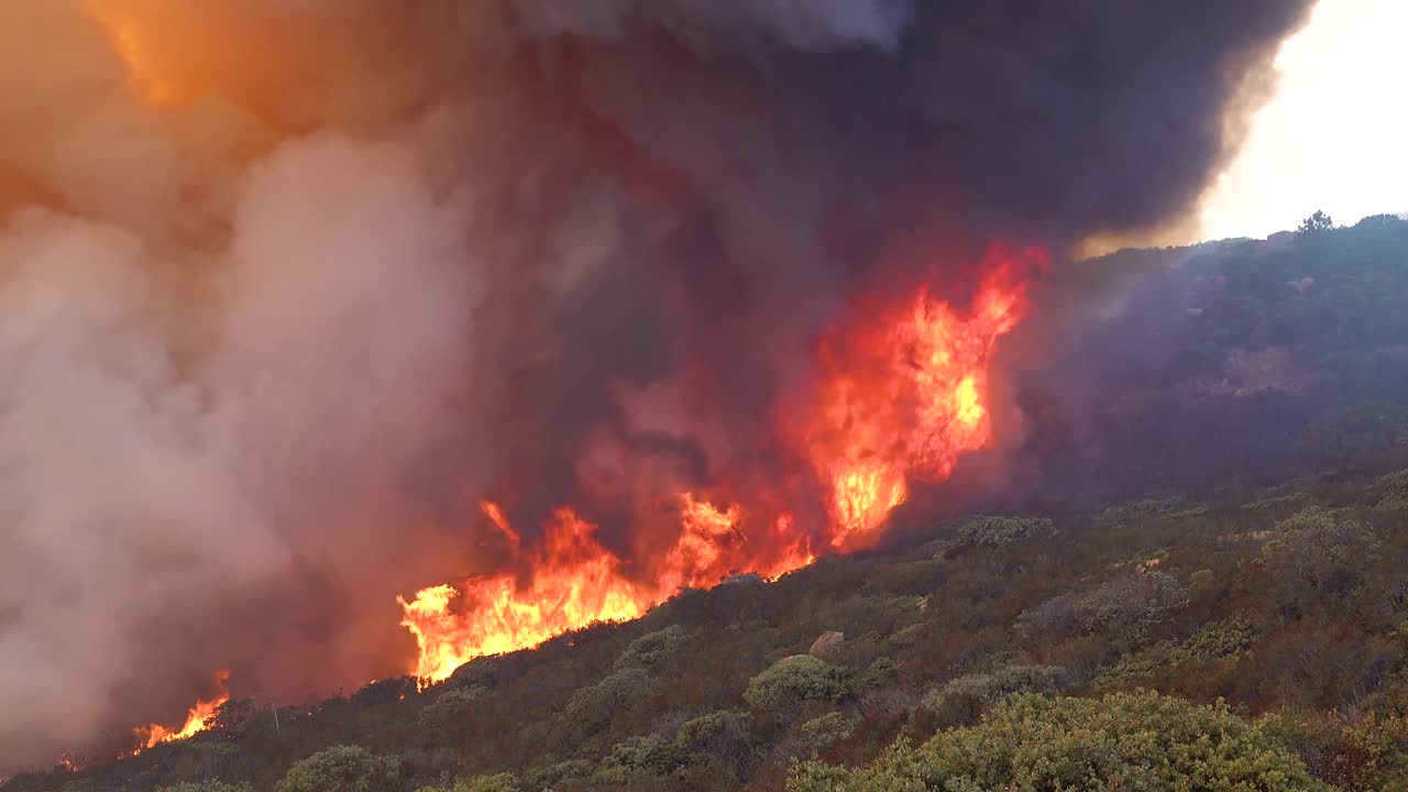 Un vasto e rapido incendio boschivo brucia come un enorme incendio di sterpaglie sulle colline della California meridionale durante il "Cave Fire" a Santa Barbara