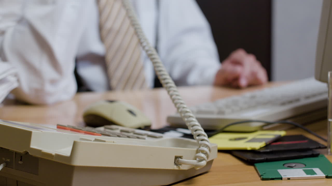 키보드에서 타이핑하는 인식할 수 없는 남자.