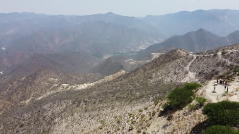 acantilado de oaxaca con una vista frontal en un entorno árido