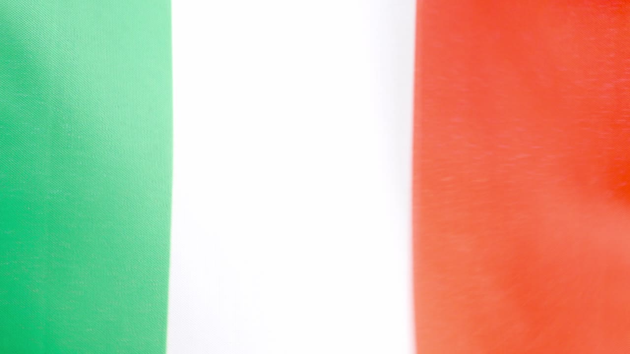 Bandera nacional italiana ondeando al viento