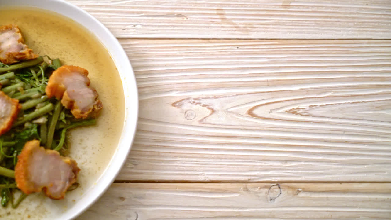 바삭한 삼겹살을 곁들인 물 미모사 볶음