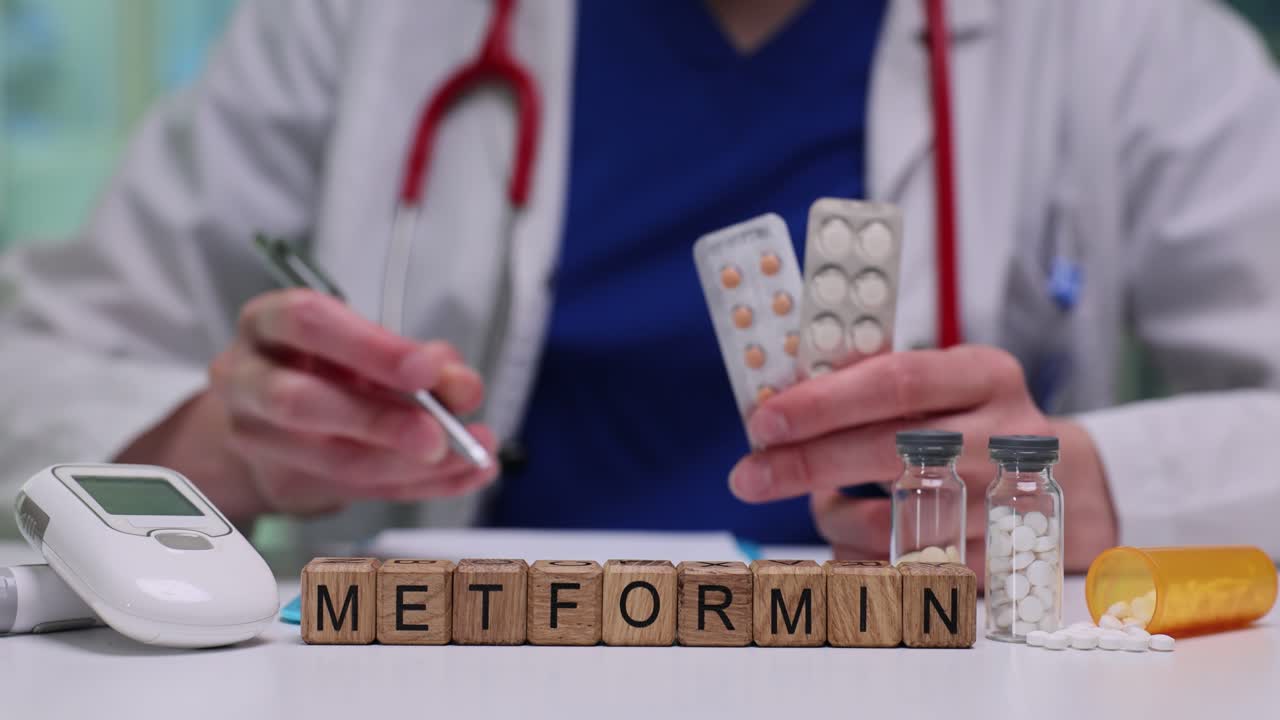 Lege forbereder skriftlig resept for metformin plassert på klosser.