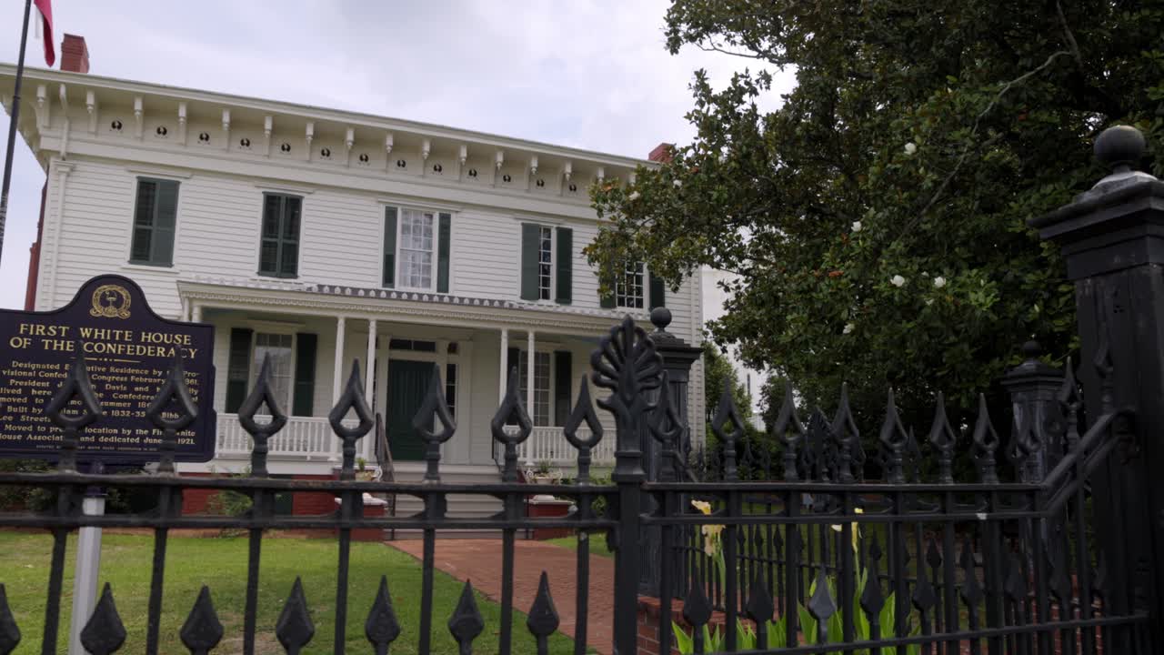 primera casa blanca de la confederación en montgomery, alabama con video gimbal caminando de derecha a izquierda en cámara lenta
