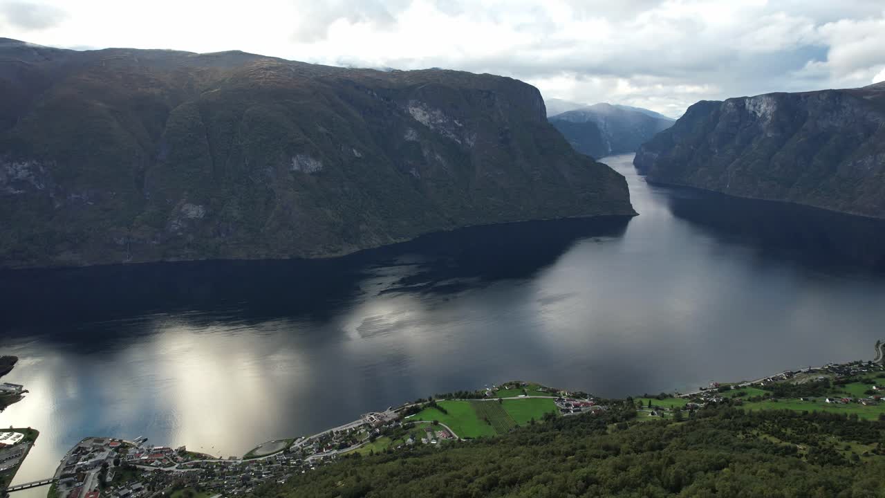 Pemandangan udara menghadap ke bawah Aurlandsfjord dari Aurlandsfjellet menuju Aurland dan Flam dengan gerakan panorama lambat, Norwegia