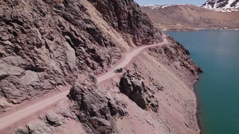 Gente-En-Las-Escarpadas-Montañas-De-Embalse-El