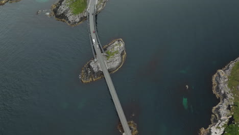 Vista-Aérea-De-Los-Automóviles-Que-Circulan-Por-La-Carretera-Del-Puente-Atlántico-En-Noruega