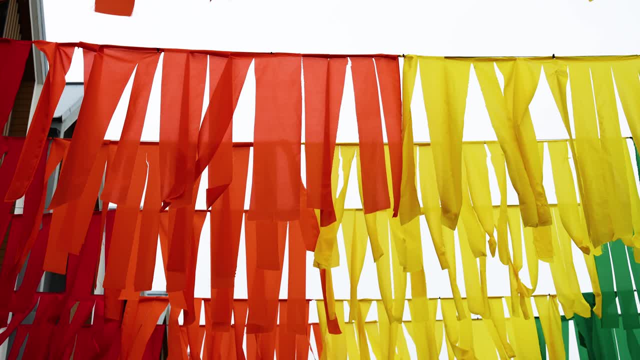 활기찬 길 위 에 매달린 활기찬 발