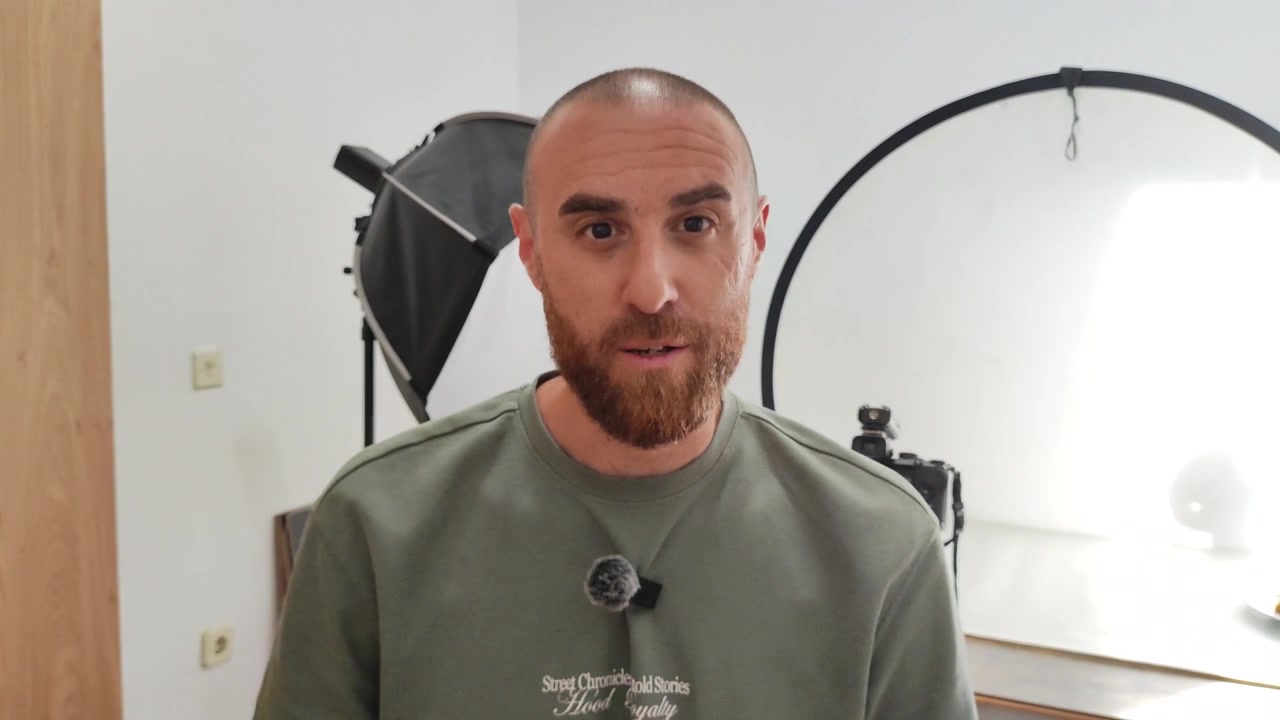 Professionel madfotograf opsætter en produktfotografering