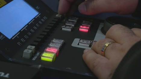 transmisión en vivo del panel de control de cámara lenta con un operador profesional de evs trabajando en él, primer plano de portugal