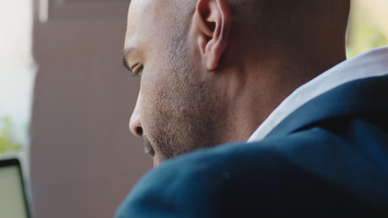 primer plano hombre de negocios usando computadora portátil digital en un café bebiendo café trabajando navegando por correos electrónicos conectándose en línea disfrutando de la conexión a internet