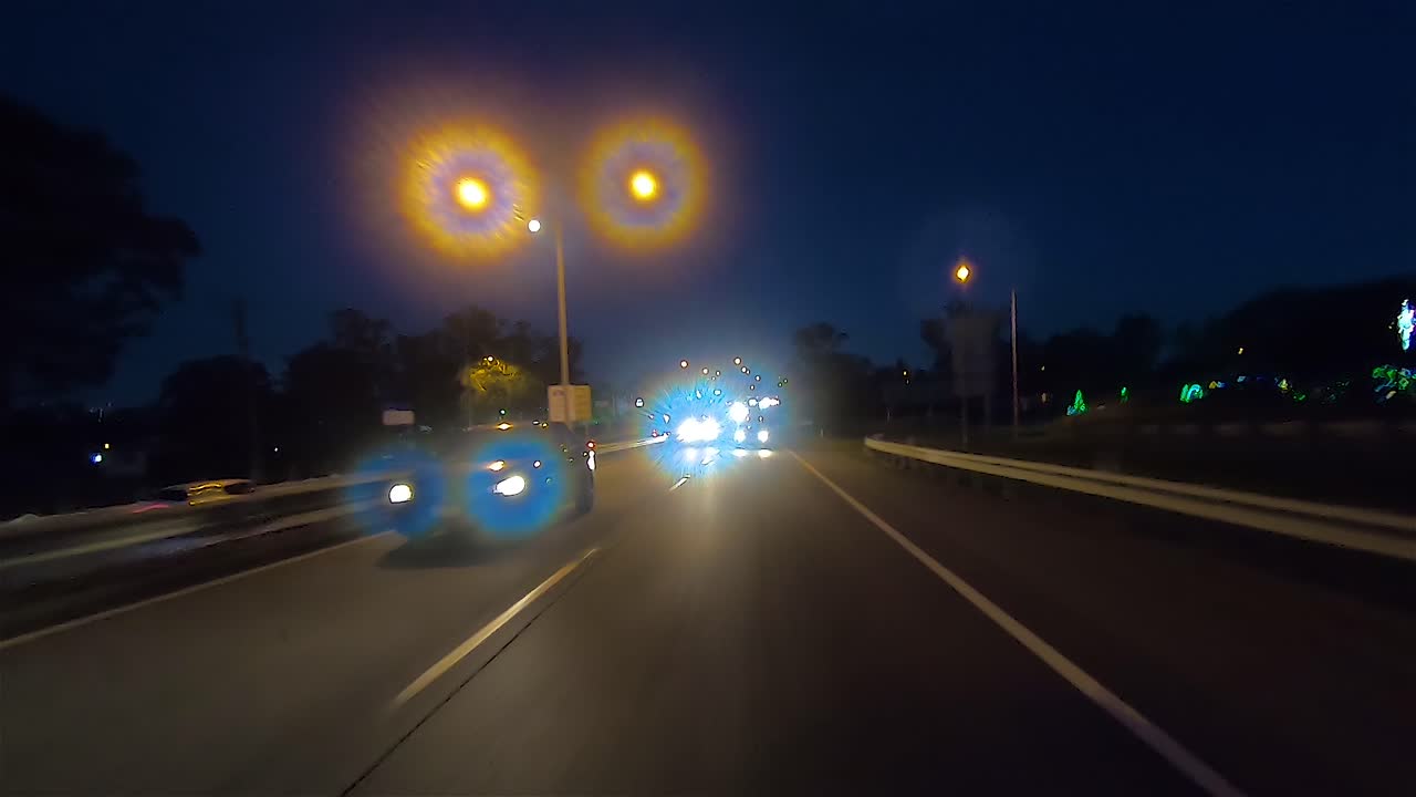 내부 자동차 장면 녹색 화면 교체를 위한 후방 야간 운전 관점 pov - 번잡한 교외 고속도로 또는 고속도로를 따라 운전