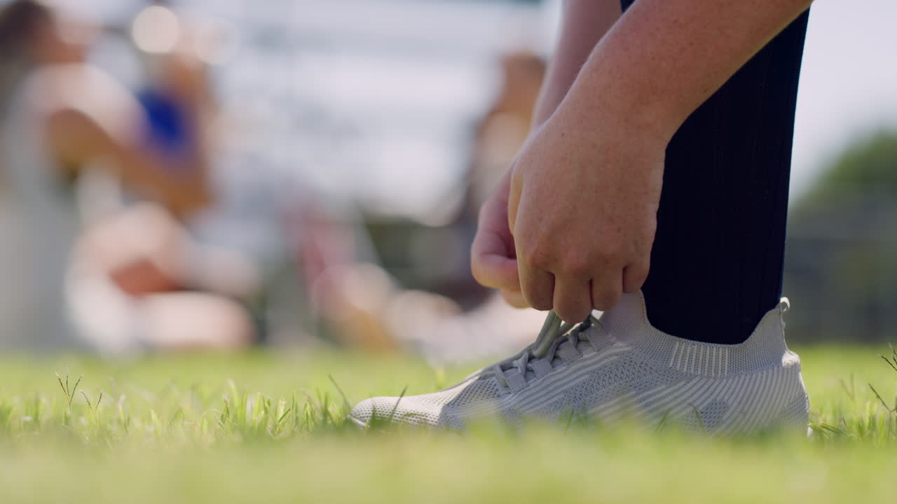 긴 옷을 입은 젊은 여성 스포츠 선수의 클로즈업