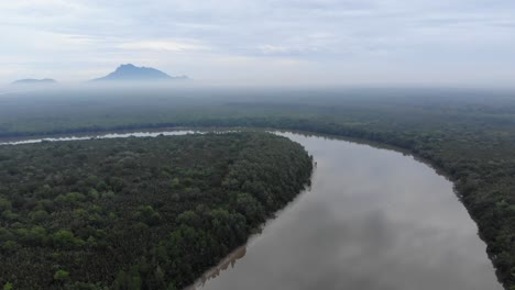 Drohnen-Sarawak-Fluss-Mit-Serapi-Bergen-Dahinter-Am-Abend