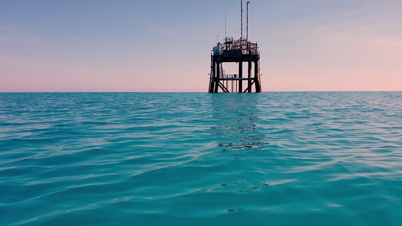 acercamiento en bajo ángulo de una plataforma petrolera en alta mar o de una plataforma de gasolina en mar abierto