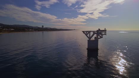 Vista-Aérea-Del-Amanecer-En-Marbella-Cerca-Del-Cable-De-Mar-Abandonado