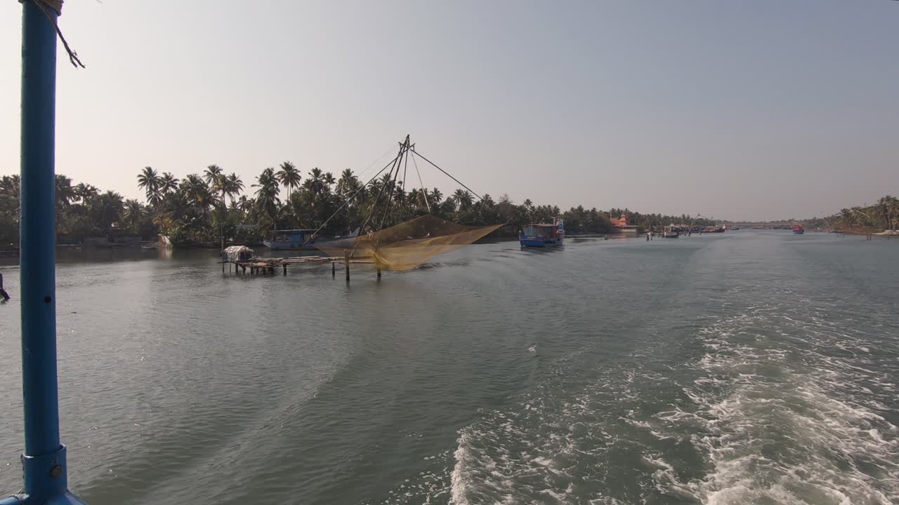 distrito de alappuzha, vía fluvial tradicional, vista desde un barco navegando en el río, kerala