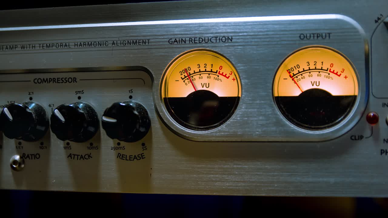 el cinemógrafo de un medidor de vu analógico se mueve en sincronía con el nivel de sonido