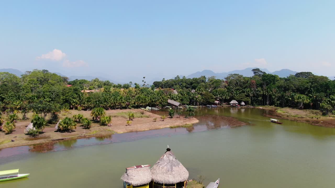deslumbrante vista aérea de 4k durante el día boom-jib desde la laguna de los milagros, que revela la impresionante selva tropical del amazonas en tingo maria, perú