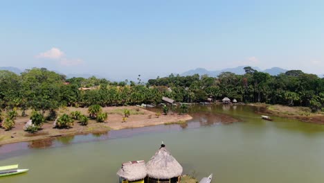 deslumbrante vista aérea de 4k durante el día boom-jib desde la laguna de los milagros, que revela la impresionante selva tropical del amazonas en tingo maria, perú