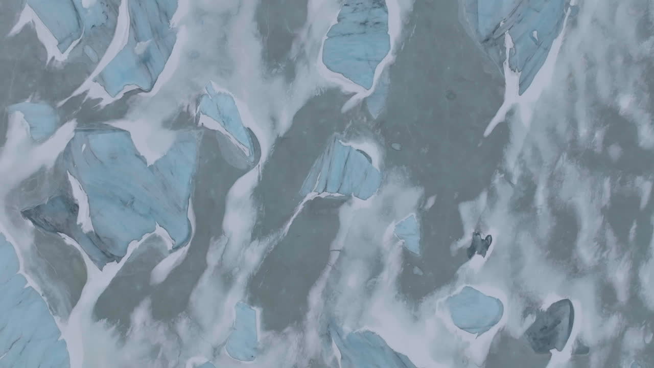 vista aérea de arriba hacia abajo de icebergs, lagos congelados, patrones abstractos de hielo y nieve, tierras altas de islandia