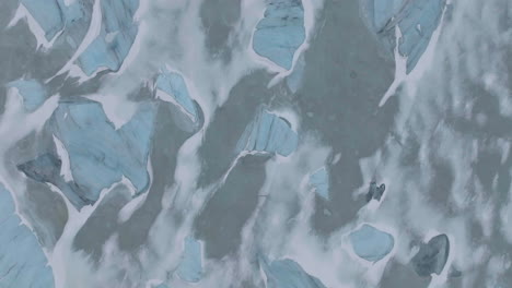 Vista-Aérea-De-Arriba-Hacia-Abajo-De-Icebergs,-Lago-Congelado,-Patrones-Abstractos-De-Hielo-Y-Nieve,-Tierras-Altas-De-Islandia