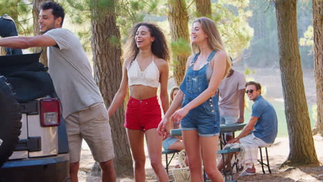 Amigos-Llevando-Una-Caja-Fresca-A-Otros-En-La-Mesa-Junto-Al-Lago