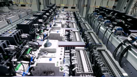 el gabinete del sistema de control automático. los paneles eléctricos, los cables, los botones, los interruptores están instalados.