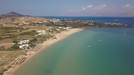 amplia toma de establecimiento de una playa pública en la isla griega de paros.