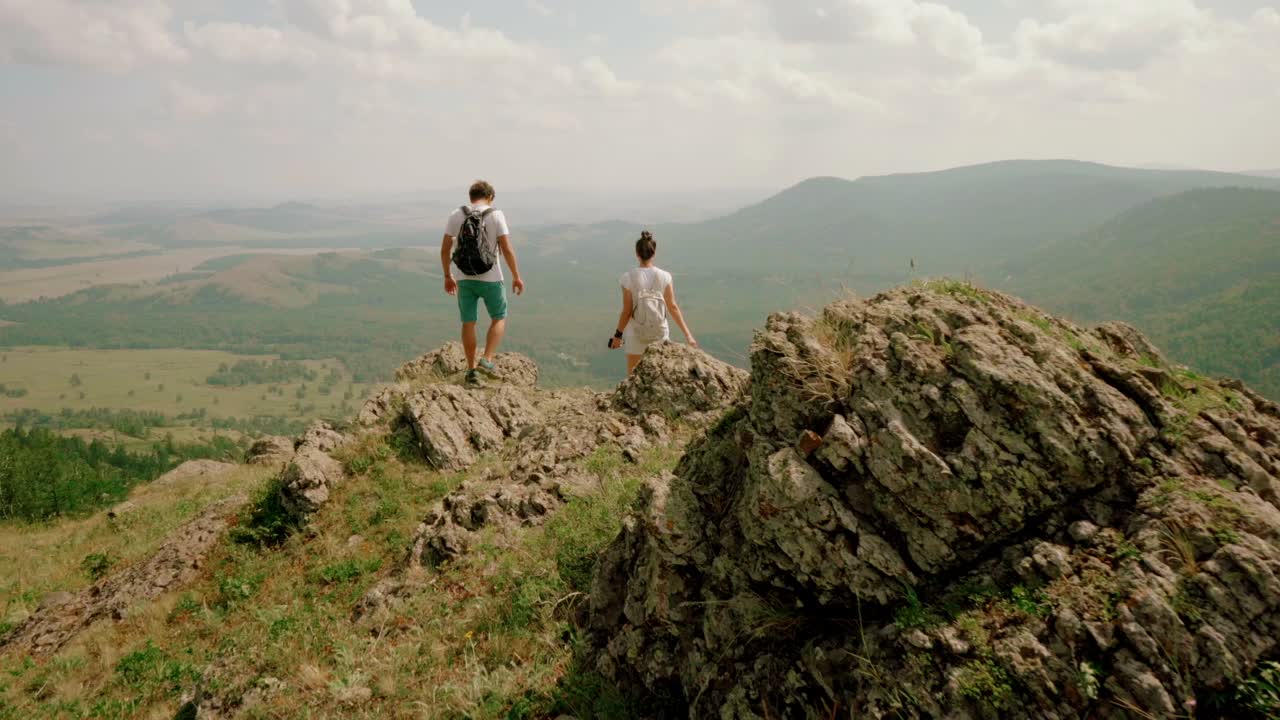 excursionistas disfrutando de una vista de la montaña