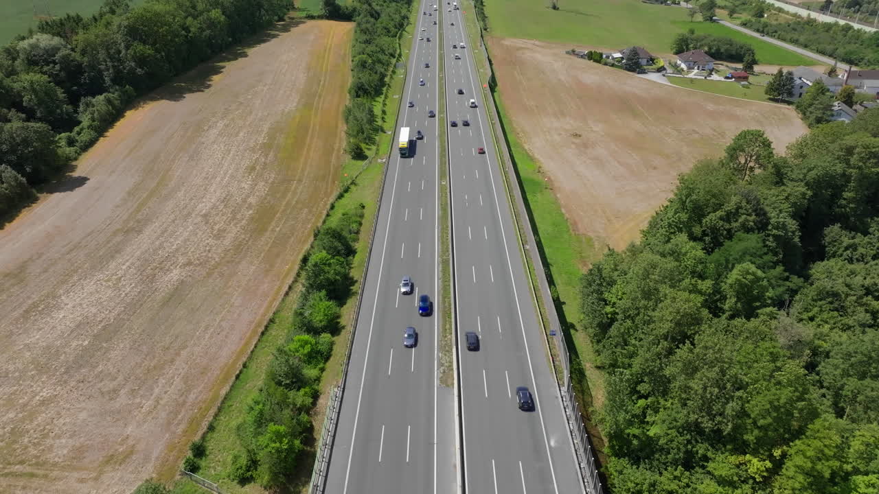 자동차 와 트럭 이 운전 하는 고속도로 의 공중 풍경