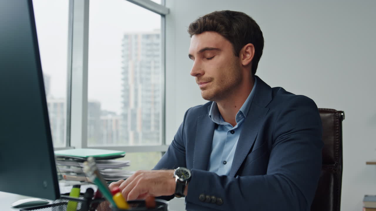 gerente de pensamiento trabajando en la computadora analizando datos. cansado empleado abrumado