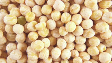 verter el grano en el grano de cerca