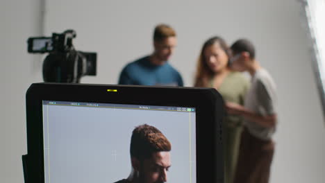 directora de cine hablando con actores masculinos y femeninos sosteniendo guiones ensayando para filmar una película o video en el estudio 6
