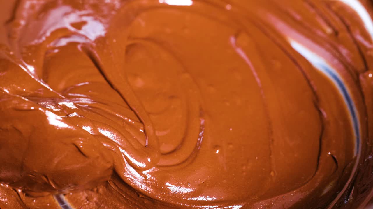 Cioccolato ricco mescolato e incorporato delicatamente
