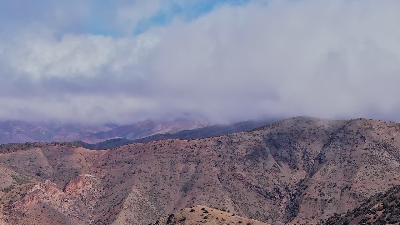 Vista aerea di montagne e nuvole in Marocco durante il giorno.