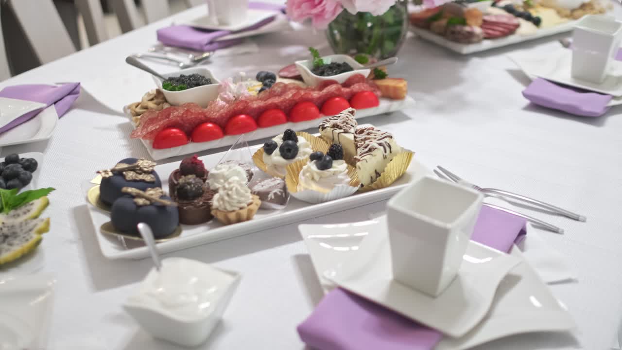 차 와 아침 간식 을 위해 마련 된 과자 테이블 의 근접 촬영