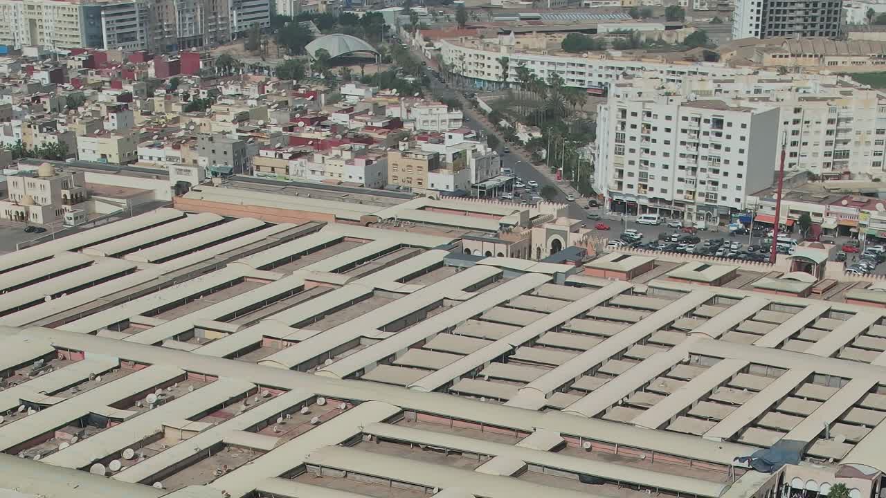 Esplorando la vista aerea di un'area di mercato in Marocco