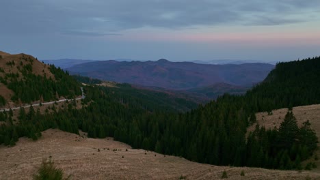 Toma-Aérea-Reveladora-Del-Hermoso-Paisaje-Forestal-Y-Las-Montañas-Dichiu-En-Rumania-Durante-La-Noche