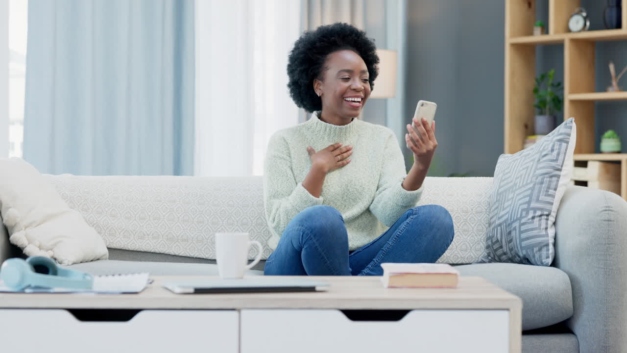 mujer en una videollamada en su teléfono