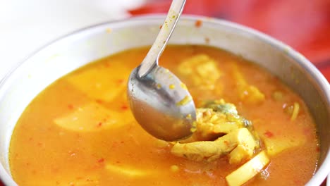 deliciosa sopa de mariscos con pescado y especias
