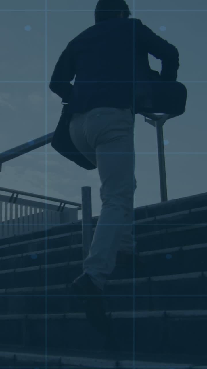animación de procesamiento de datos sobre hombre de negocios caucásico en las escaleras
