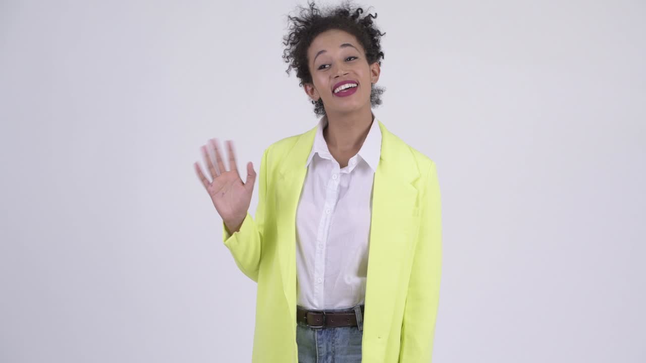 feliz joven hermosa mujer de negocios africana