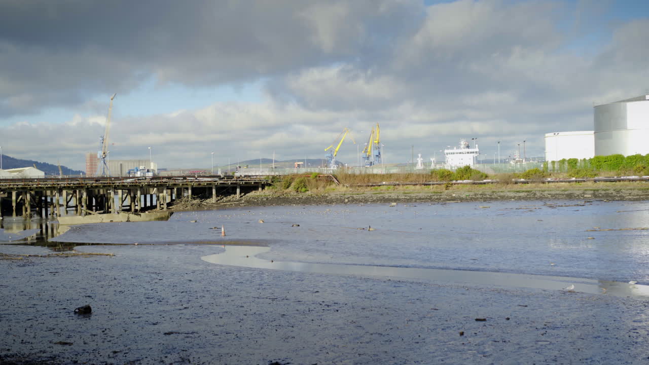 수평선에 크레인과 배가 있는 오래된 하버 브리지