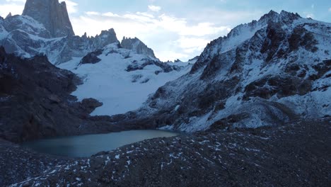 Luftaufnahme-Des-Fitz-Roy-Berges-Und-Der-Laguna-De-Los-Tres-In-Patagonien,-Argentinien---El-Chalten---Santa-Cruz