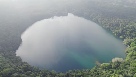 Lake-Eacham-Durch-Wolken,-Umgeben-Von-üppigem-Regenwald-In-Den-Atherton-Tablelands-Von-Queensland