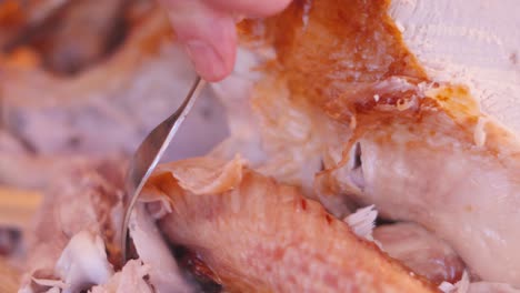 pavo asado siendo tallado con alas y carne blanca en la mesa de la cena de navidad. preparando y sirviendo imágenes de comida cocida durante las vacaciones de la temporada 4k.
