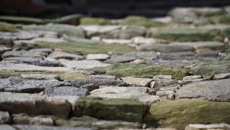 Toma-De-Seguimiento-A-Lo-Largo-De-Los-Escalones-De-Una-Escalera-De-Piedra-Hecha-De-Piedra-Natural.