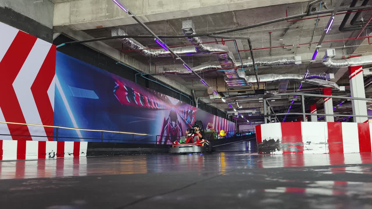 diversión de go-kart en una sala de juegos