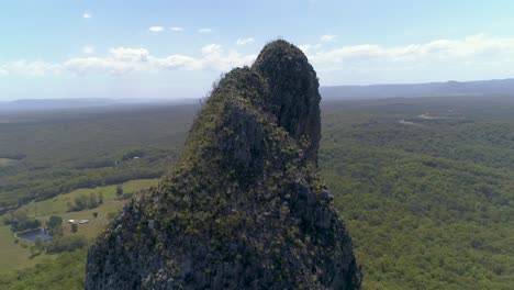 una vista aérea muestra las montañas de la casa de cristal en queensland australia 3