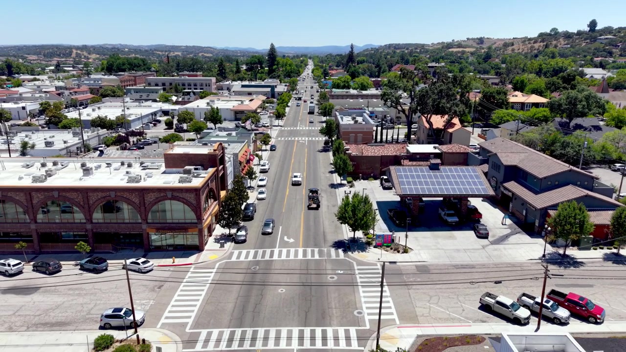 Ripresa aerea sul centro di Paso Robles, California.